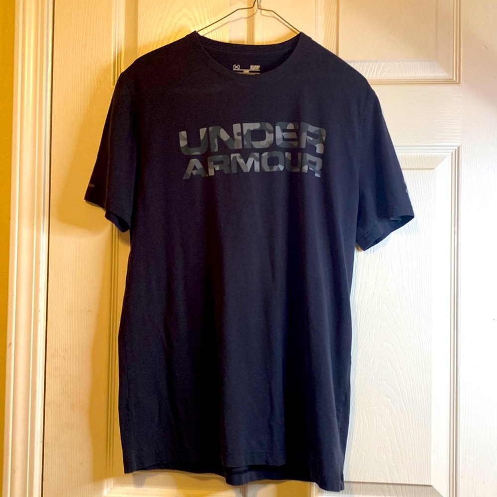 UA men’s shirt size Small